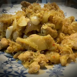Thịt Gà Đông Tảo Kho Măng